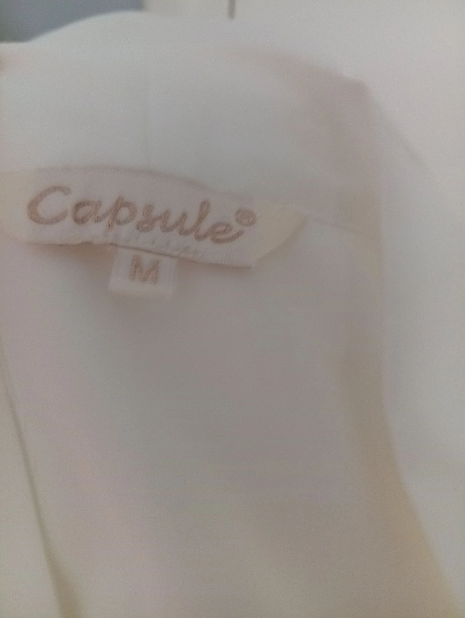 Lichte blouse met lavaliere kraag om vast te binden en contrasterende zakken met textuur – photo 5
